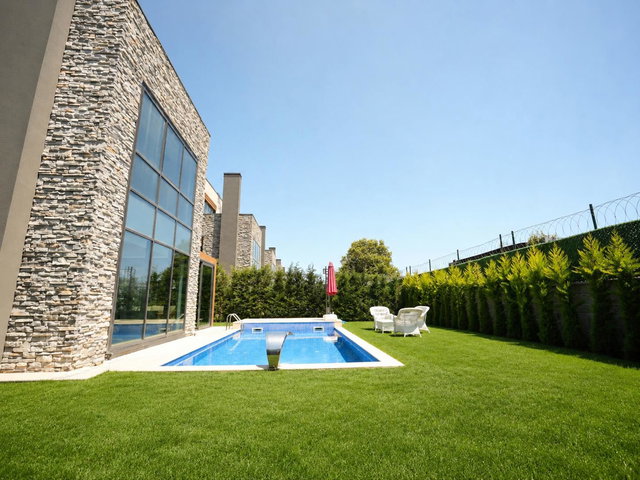 ÇEKMEKÖY ÖMERLİ’DE SIFIR 7+1 | 360 M² BRÜT | 3 KATLI, GÜNEY CEPHELİ KİRALIK VİLLA