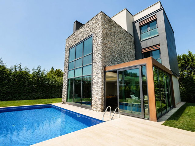 ÇEKMEKÖY ÖMERLİ’DE SIFIR 7+1 | 360 M² BRÜT | 3 KATLI, GÜNEY CEPHELİ KİRALIK VİLLA