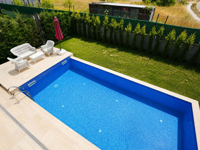 ÇEKMEKÖY ÖMERLİ’DE SIFIR 7+1 | 360 M² BRÜT | 3 KATLI, GÜNEY CEPHELİ KİRALIK VİLLA