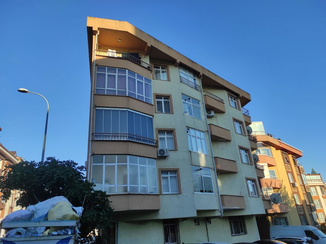 ESENEVLERDE FINANS MERKEZINE YAKIN,İÇI YENILENMIŞ 3+1