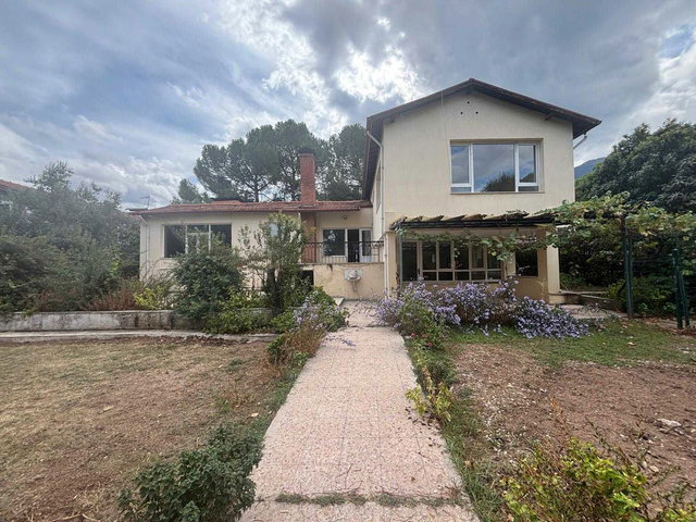 REMAX MODEL DEN ZÜMRÜT EVLER SİTESİNDE 6+1 BAHÇELİ KİRALIK VİLLA