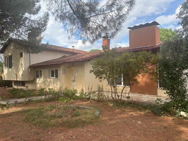 REMAX MODEL DEN ZÜMRÜT EVLER SİTESİNDE 6+1 BAHÇELİ KİRALIK VİLLA