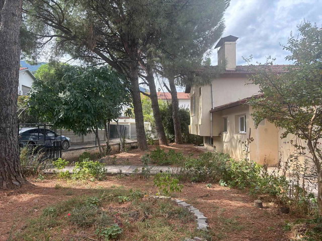 REMAX MODEL DEN ZÜMRÜT EVLER SİTESİNDE 6+1 BAHÇELİ KİRALIK VİLLA