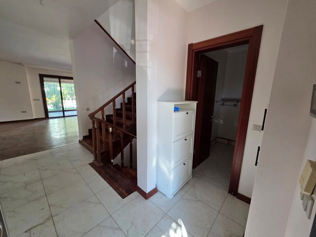 CAMİ MAHALLESİNDE YÜZME HAVUZLU BUTİK SİTEDE 5+2 SATILIK VİLLA
