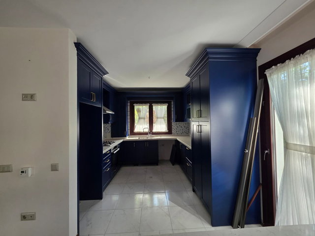 CAMİ MAHALLESİNDE YÜZME HAVUZLU BUTİK SİTEDE 5+2 SATILIK VİLLA