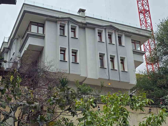 ÜSKÜDAR BURHANİYE’DE 440 M² BRÜT 5+2 BAHÇELİ MÜSTAKİL EV | 4 KAT | EŞYASIZ