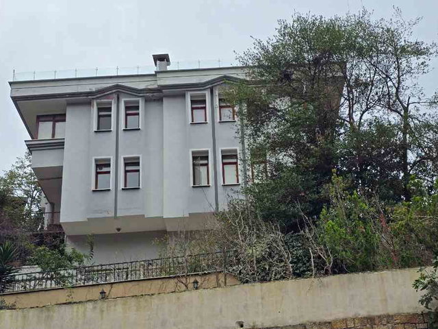 ÜSKÜDAR BURHANİYE’DE 440 M² BRÜT 5+2 BAHÇELİ MÜSTAKİL EV | 4 KAT | EŞYASIZ