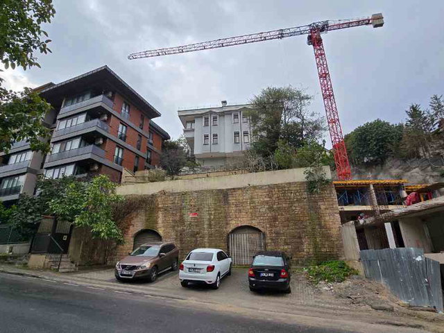 ÜSKÜDAR BURHANİYE’DE 440 M² BRÜT 5+2 BAHÇELİ MÜSTAKİL EV | 4 KAT | EŞYASIZ