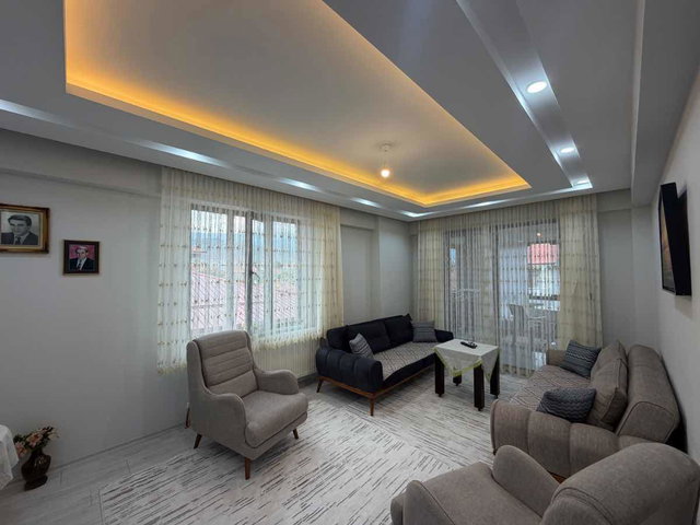 REMAX DEM'DEN CUMHURİYET MAH. 2+1 SATILIK KİRACILI GENİŞ DAİRE