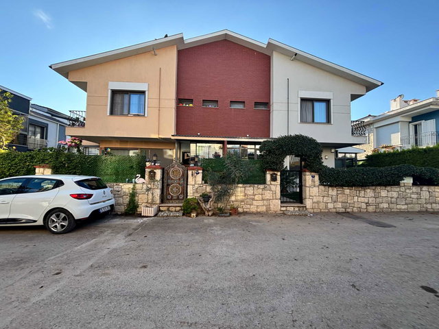 REMAX YELKEN'DEN URLA ÇAMLIÇAY DA DOĞALGAZLI, DENIZE 200M MESAFEDE VİLLA