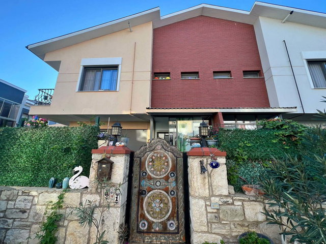 REMAX YELKEN'DEN URLA ÇAMLIÇAY DA DOĞALGAZLI, DENIZE 200M MESAFEDE VİLLA