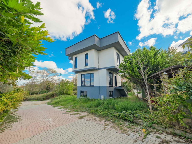 ARNAVUTKÖY KARABURUNDA SAHİLE 250 MT MESAFEDE 5+1 VİLLA