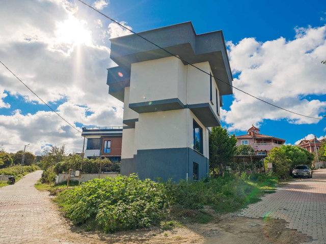 ARNAVUTKÖY KARABURUNDA SAHİLE 250 MT MESAFEDE 5+1 VİLLA