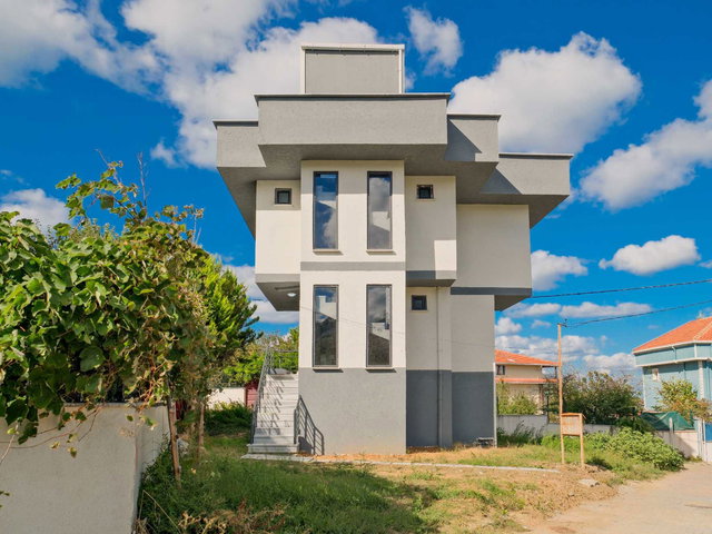 ARNAVUTKÖY KARABURUNDA SAHİLE 250 MT MESAFEDE 5+1 VİLLA