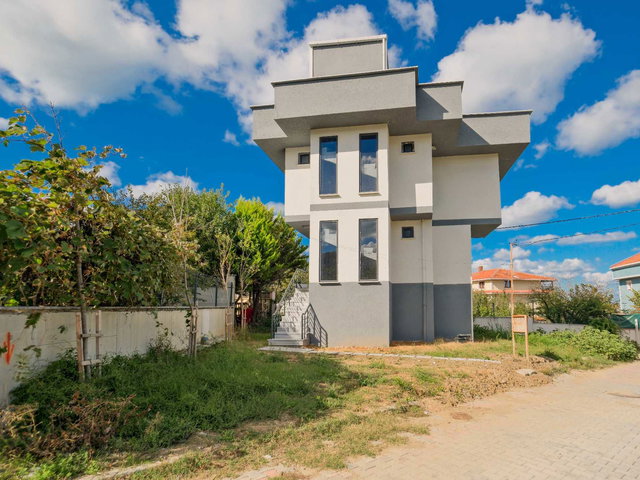 ARNAVUTKÖY KARABURUNDA SAHİLE 250 MT MESAFEDE 5+1 VİLLA