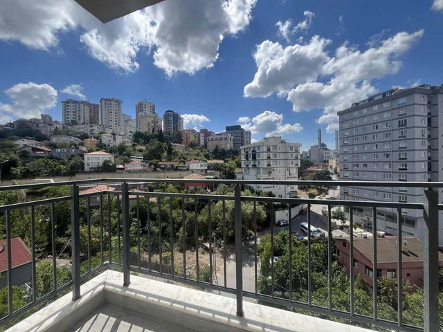 KARTAL YAKACIK’TA CADDE ÜZERİ 3+1 GENİŞ BALKONLU DAİRE