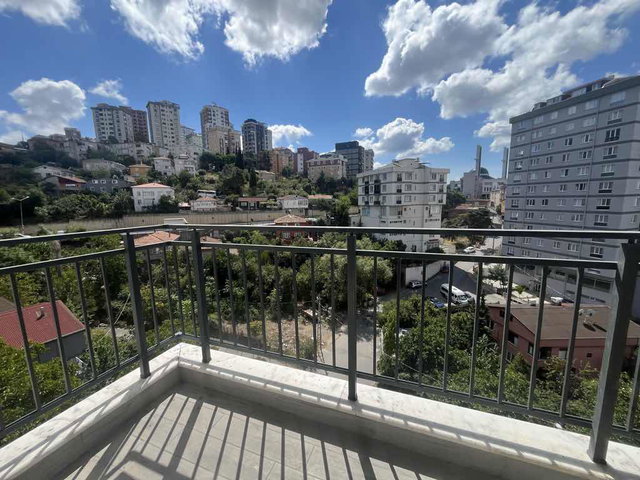 KARTAL YAKACIK’TA CADDE ÜZERİ 3+1 GENİŞ BALKONLU DAİRE