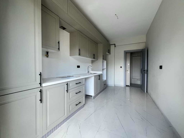 KARTAL YAKACIK’TA CADDE ÜZERİ 3+1 GENİŞ BALKONLU DAİRE