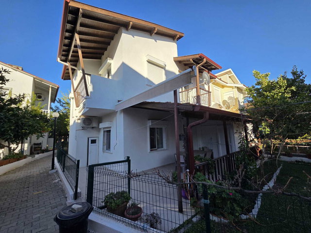 URLA TORASAN'DA DENİZE SIFIR SİTE İÇİNDE BAKIMLI DUBLEKS