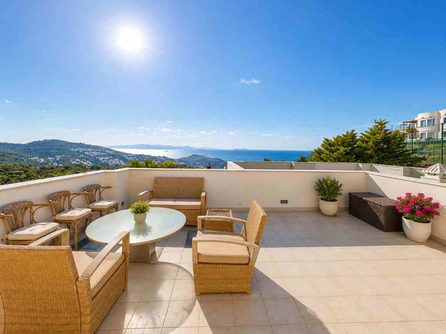 YALIKAVAK HOLIDAY GARDENS'DA EŞYALI, MANZARALI KIRALIK 2+1 DAİRE