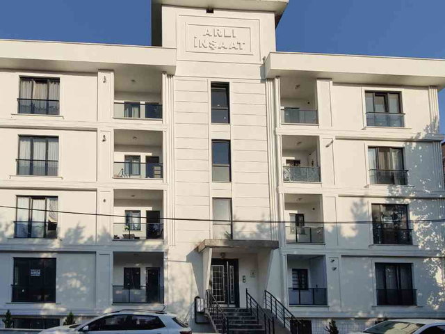 BÜYÜKÇEKMECE HÜRRIYET MAH. GÜNEY CEPHESI SIFIR 3+1 BAHCE KATI