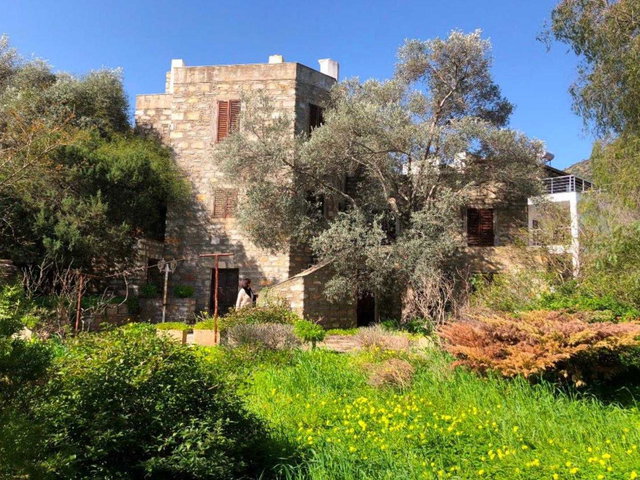 BODRUM TORBA  SAHİL PARSELİNDE MÜSTAKİL TAŞ EV VE ARSASI