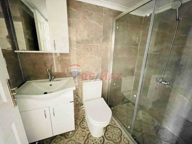 GÜZELBAHÇE YALI`DA URLA KAVŞAĞINDA DENİZE 50 MT BAHÇE KULLANIMLI 1+1 KİRALIK DAİRE