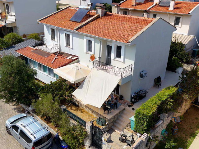 ALÇATI MERKEZ'E YAKIN FULL EŞYALI 3+1 MÜSTAKİL GİRİŞLİ YILLIK KİRALIK VİLLA