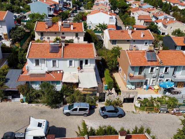 ALÇATI MERKEZ'E YAKIN FULL EŞYALI 3+1 MÜSTAKİL GİRİŞLİ YILLIK KİRALIK VİLLA