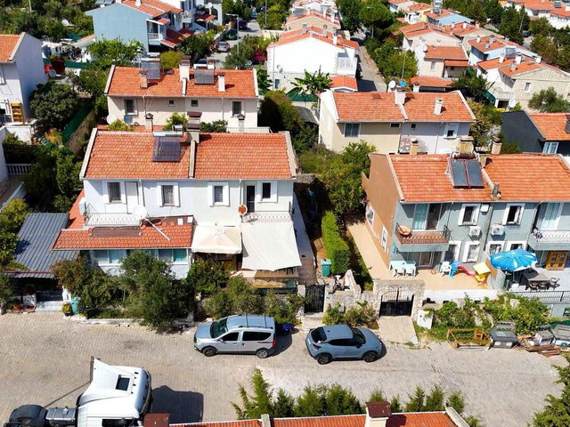 ALÇATI MERKEZ'E YAKIN FULL EŞYALI 3+1 MÜSTAKİL GİRİŞLİ YILLIK KİRALIK VİLLA