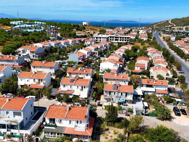 ALÇATI MERKEZ'E YAKIN FULL EŞYALI 3+1 MÜSTAKİL GİRİŞLİ YILLIK KİRALIK VİLLA