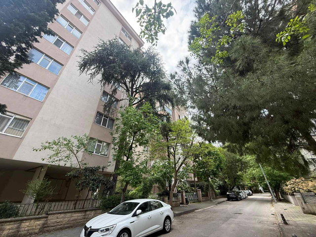 KOZYATAĞI 'NDA METRO VE MİNİBÜS CADDESİNE KOMŞU  GENİŞ FERAH 120 METREKARE 3+1 KIRALIK