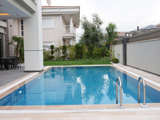 DÖŞEMEALTI YALINLI'DA 552 M² ARSA İÇINDE MÜSTAKİL HAVUZLU ULTRA LÜKS VİLLA