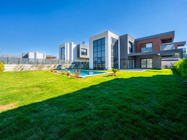 AVM MEVKİ 550 M2 ARSA İÇİNDE TRIPLEKS ÖZEL HAVUZLU 5+2 LÜKS VİLLA