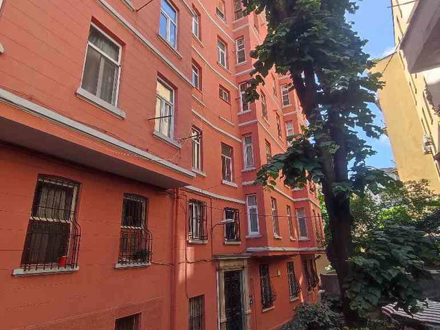 BEYOĞLU'NUN TARİHİ ATMOSFERİNDE İSTİKLAL CAD'YE YAKIN KİRALIK 3+1