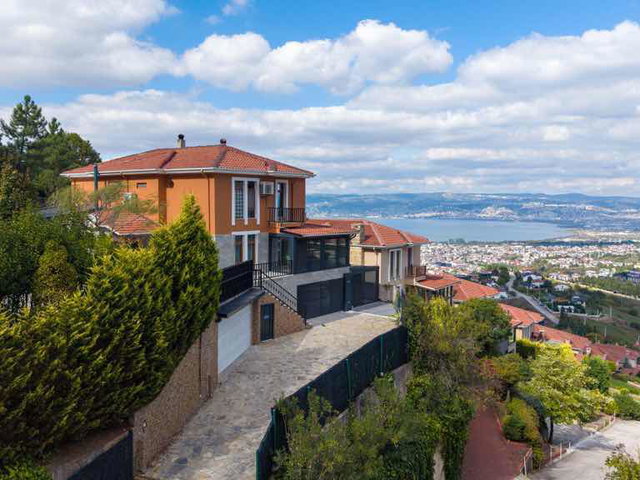 BAŞİSKELE ÜNİKENT SİTESİNDE 1100M2 ARSA PAYLI SATILIK VİLLA