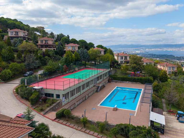 BAŞİSKELE ÜNİKENT SİTESİNDE 1100M2 ARSA PAYLI SATILIK VİLLA