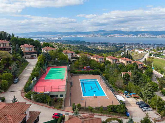 BAŞİSKELE ÜNİKENT SİTESİNDE 1100M2 ARSA PAYLI SATILIK VİLLA