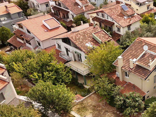 URLA 66 EVLER SITESINDE YEŞILLIKLER İÇINDE SATILIK 4+1 VILLA
