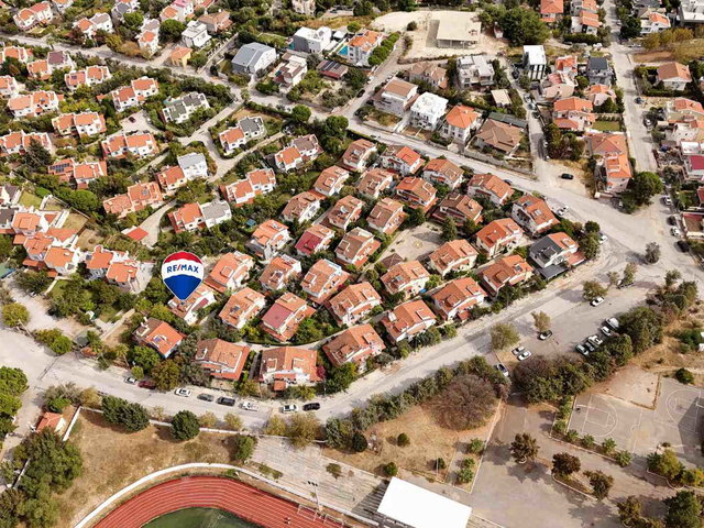 URLA 66 EVLER SITESINDE YEŞILLIKLER İÇINDE SATILIK 4+1 VILLA