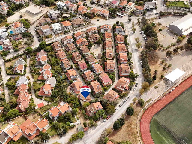 URLA 66 EVLER SITESINDE YEŞILLIKLER İÇINDE SATILIK 4+1 VILLA