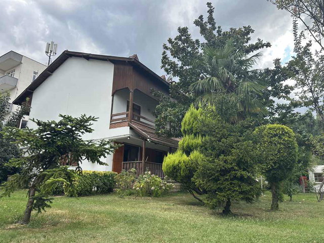 REMAX DREAM SAPANCA DUYGU SİTESİNDE TRİPLEKS SATILIK VİLLA
