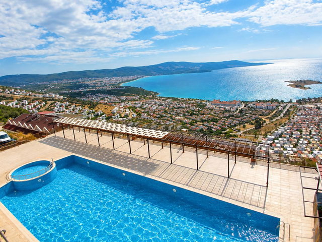 AKBÜK KOYUNA HÂKİM, FULL DENİZ MANZARALI EŞYALI 1+1 DAİRE !