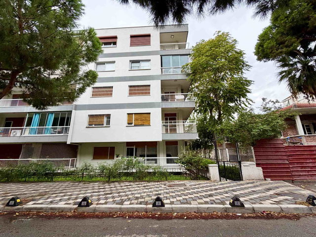 AKSOY ÇAMLIK SOKAKTA BAHÇE KATI OTOPARKLI SAHİL YAKINI 3+1 DAİRE