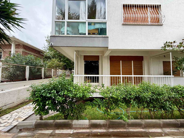 AKSOY ÇAMLIK SOKAKTA BAHÇE KATI OTOPARKLI SAHİL YAKINI 3+1 DAİRE