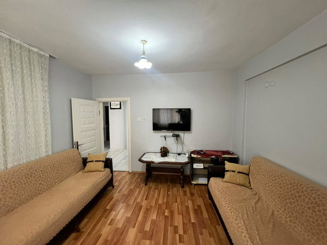 TURGUT MAHALLESİNDE ABONELİKLERİ AÇIK MÜSTAKİL EŞYALI 1+1 DAİRE
