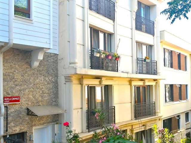 ÜSKÜDAR AZİZ MAHMUT HÜDAİ TÜRBESİ YANI SAHİLE YAKIN SATILIK 1+1 DAİRE