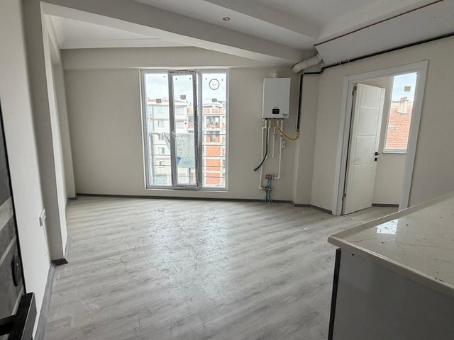 REMAX MID'DEN ÜNIVERSITEYE YÜRÜYÜŞ MESAFESINDE KIRALIK 1+1 DAIRE