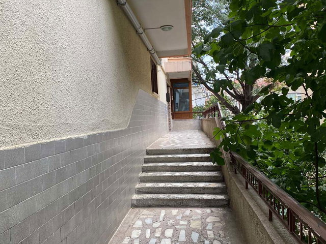 KURTULUŞ PARKI YAKINI ,KIBRIS CADDESI'NDE ,BAHÇE IÇINDE 2+1
