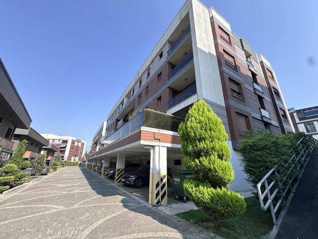 BAŞİSKELE’DE SİTE İÇİNDE 2+1 | BAHÇE KATI | BALKONLU | MERKEZİ ISITMALI KİRALIK DAİRE